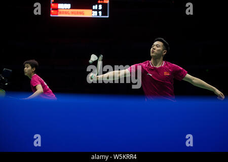 Er Jit und Du Yue aus China wieder einen Schuß zu Wang Yilyu und Huang Dongping von China in ihrem letzten Spiel der gemischten Doppel während der 2019 Badminton Stockfoto