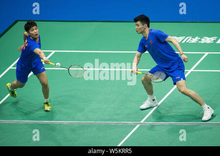 Wang Yilyu und Huang Dongping von China wieder einen Schuß zu er Jit und Du Yue aus China in ihrem letzten Spiel der gemischten Doppel während der 2019 Badminton Stockfoto