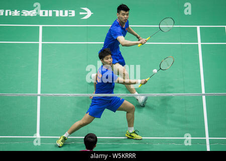 Wang Yilyu und Huang Dongping von China wieder einen Schuß zu er Jit und Du Yue aus China in ihrem letzten Spiel der gemischten Doppel während der 2019 Badminton Stockfoto