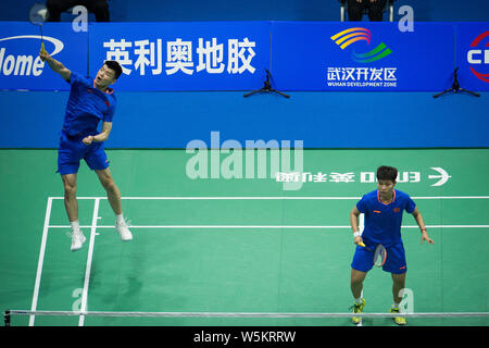 Wang Yilyu und Huang Dongping von China wieder einen Schuß zu er Jit und Du Yue aus China in ihrem letzten Spiel der gemischten Doppel während der 2019 Badminton Stockfoto