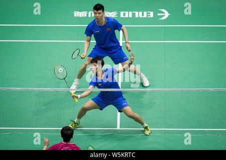 Wang Yilyu und Huang Dongping von China wieder einen Schuß zu er Jit und Du Yue aus China in ihrem letzten Spiel der gemischten Doppel während der 2019 Badminton Stockfoto