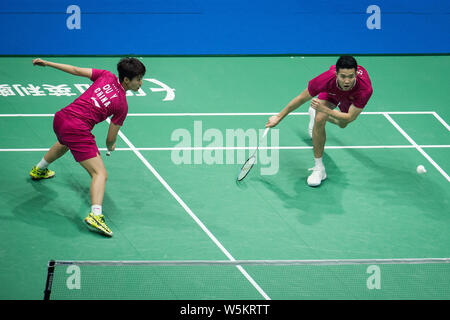 Er Jit und Du Yue aus China wieder einen Schuß zu Wang Yilyu und Huang Dongping von China in ihrem letzten Spiel der gemischten Doppel während der 2019 Badminton Stockfoto