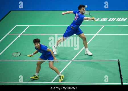 Wang Yilyu und Huang Dongping von China wieder einen Schuß zu er Jit und Du Yue aus China in ihrem letzten Spiel der gemischten Doppel während der 2019 Badminton Stockfoto