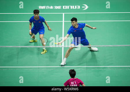 Wang Yilyu und Huang Dongping von China wieder einen Schuß zu er Jit und Du Yue aus China in ihrem letzten Spiel der gemischten Doppel während der 2019 Badminton Stockfoto