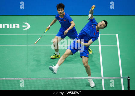 Wang Yilyu und Huang Dongping von China wieder einen Schuß zu er Jit und Du Yue aus China in ihrem letzten Spiel der gemischten Doppel während der 2019 Badminton Stockfoto