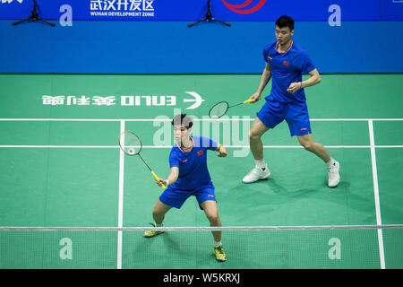 Wang Yilyu und Huang Dongping von China wieder einen Schuß zu er Jit und Du Yue aus China in ihrem letzten Spiel der gemischten Doppel während der 2019 Badminton Stockfoto