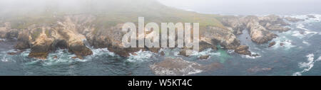 Aus der Vogelperspektive, das kalte Wasser des Pazifischen Ozeans Waschen gegen die Rocky noch schöne Küste südlich von Monterey in Kalifornien. Stockfoto