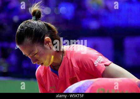 Ding Ning China reagiert, als sie sich gegen Liu Shiwen von China in ihrem Halbfinale der Frauen singles während der Liebherr 2019 ITTF Welt konkurriert Stockfoto