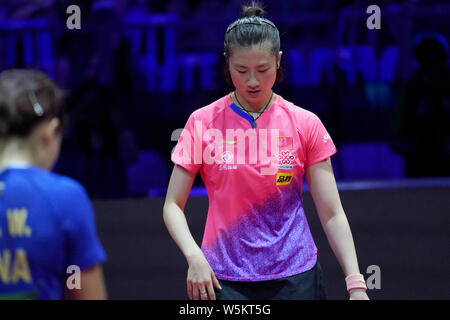 Ding Ning China reagiert, als sie sich gegen Liu Shiwen von China in ihrem Halbfinale der Frauen singles während der Liebherr 2019 ITTF Welt konkurriert Stockfoto