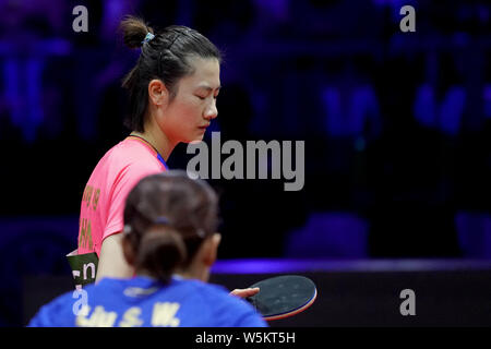 Ding Ning China reagiert, als sie sich gegen Liu Shiwen von China in ihrem Halbfinale der Frauen singles während der Liebherr 2019 ITTF Welt konkurriert Stockfoto