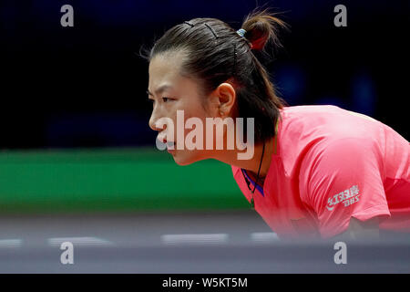 Ding Ning China reagiert, als sie sich gegen Liu Shiwen von China in ihrem Halbfinale der Frauen singles während der Liebherr 2019 ITTF Welt konkurriert Stockfoto