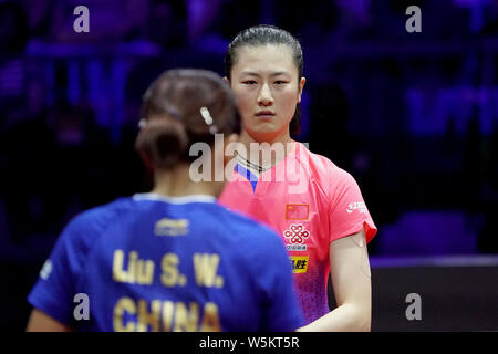 Ding Ning China reagiert, als sie sich gegen Liu Shiwen von China in ihrem Halbfinale der Frauen singles während der Liebherr 2019 ITTF Welt konkurriert Stockfoto