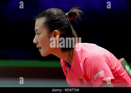 Ding Ning China reagiert, als sie sich gegen Liu Shiwen von China in ihrem Halbfinale der Frauen singles während der Liebherr 2019 ITTF Welt konkurriert Stockfoto