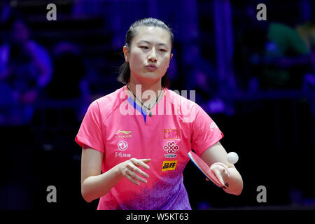 Ding Ning China reagiert, als sie sich gegen Liu Shiwen von China in ihrem Halbfinale der Frauen singles während der Liebherr 2019 ITTF Welt konkurriert Stockfoto