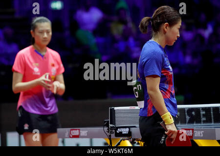 Liu Shiwen China reagiert, als sie sich gegen Ding Ning China in ihrem Halbfinale der Frauen singles während der Liebherr 2019 ITTF Welt konkurriert Stockfoto