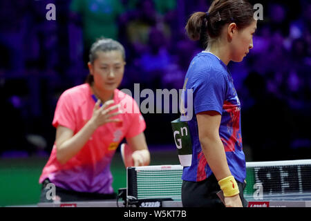 Liu Shiwen China reagiert, als sie sich gegen Ding Ning China in ihrem Halbfinale der Frauen singles während der Liebherr 2019 ITTF Welt konkurriert Stockfoto