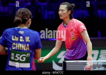 Ding Ning China reagiert, als sie sich gegen Liu Shiwen von China in ihrem Halbfinale der Frauen singles während der Liebherr 2019 ITTF Welt konkurriert Stockfoto