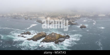 Aus der Vogelperspektive, das kalte Wasser des Pazifischen Ozeans Waschen gegen die Rocky noch schöne Küste südlich von Monterey in Kalifornien. Stockfoto