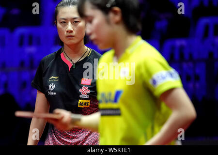 Ding Ning China reagiert, als sie sich gegen Miu Hirano von Japan in der vierten Runde von den Damen während der Liebherr 2019 ITTF Wor konkurriert Stockfoto