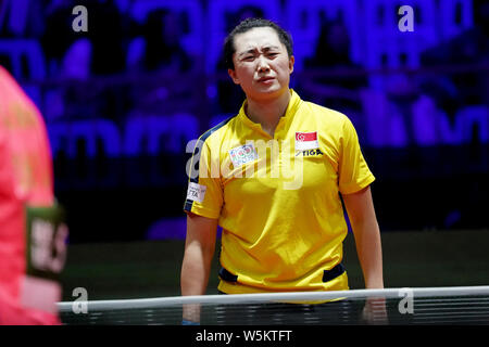 Feng Tianwei von Singapur reagiert, als sie sich gegen Chen Meng von China in der vierten Runde von den Damen konkurriert während der Liebherr 2019 ES Stockfoto