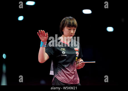 Chen Meng von der China reagiert, als sie sich gegen Suthasini Sawettabut von Thailand in der dritten Runde der Frauen Singles konkurriert während der Liebherr 2 Stockfoto