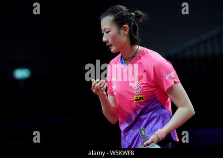 Ding Ning China reagiert, als sie sich gegen Yousra Helmy von Ägypten in der ersten Runde der Frauen Singles konkurriert während der Liebherr 2019 ITTF nicht Stockfoto