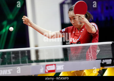 Kasumi Ishikawa in Japan gibt einen Schuß zu Anastassiya Lavrova von Kasachstan in der ersten Runde von den Damen während der Liebherr 2019 ES Stockfoto