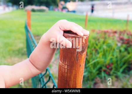 Nahaufnahme der Hand ein Baby mit einer Amtsleitung seine laufen lernen zu unterstützen. Stockfoto