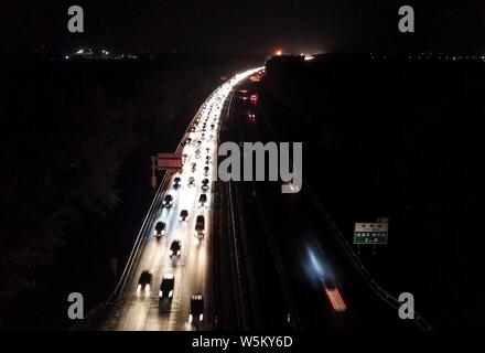 Massen von Fahrzeugen bewegen sich langsam auf der Autobahn in die Stadt zurück, um nach dem Qingming Festival, oder das Grab - schwungvoll Tag Urlaub in Peking, Kinn erhalten Stockfoto