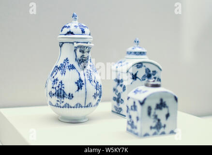 Blick auf den Tee Caddy und Topf des Lettischen Nationalen Museum für Kunst auf Anzeige an der Ausstellung der Schätze aus den Nationalen Museen entlang der Seidenstraße an Stockfoto