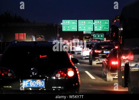 Massen von Fahrzeugen bewegen sich langsam auf der Autobahn in die Stadt zurück, um nach dem Qingming Festival, oder das Grab - schwungvoll Tag Urlaub in Peking, Kinn erhalten Stockfoto