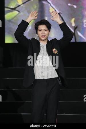 ** TAIWAN AUS ** südkoreanischen Sänger Nam Woo-hyun der Koreanischen boy-band Unendliche führt während der 1. solo Konzert in Taipei, Taiwan, 27. April 2019 Stockfoto