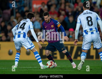 Lionel Messi, Mitte, des FC Barcelona Herausforderungen Ruben Pardo, Links, der Real Sociedad während ihrer 33. Runde der Liga Saison 2018-2019 Stockfoto