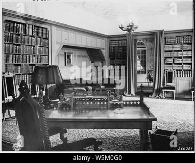 Schreibtisch und Büro Bibliothek von Präsident Harry S. Truman im Schloss Cecilienhof, Schauplatz der Potsdamer Konferenz in Potsdam, Deutschland. Das Zimmer nebenan wird für die Konferenz verwendet werden. Stockfoto