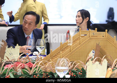 --FILE - Terry Gou, Vorstandsvorsitzender der Hon Hai Precision Industry Co., Ltd. und Vorsitzender der Foxconn Technology Group, besucht die Welcome Party für die Welt Stockfoto