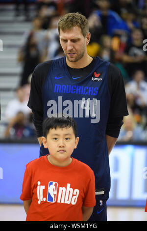 ------ Deutschen Basketballspieler Dirk Nowitzki besucht das 7. nachfolgende Ventilator Tag im Oriental Sport Center in Shanghai, China, 4. Oktober 2018. Stockfoto