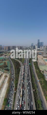 Massen von Fahrzeugen bewegen sich langsam auf eine Schnellstraße am ersten Tag des Qingming Festival, oder das Grab - schwungvoll Tag Urlaub in der Stadt Xi'an, Northwest C Stockfoto