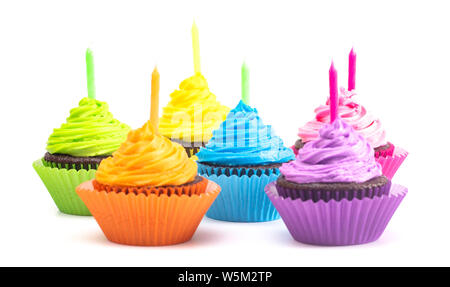 Regenbogenfarbige Frosted Chocolate Cupcakes isoliert auf weißem Hintergrund Stockfoto