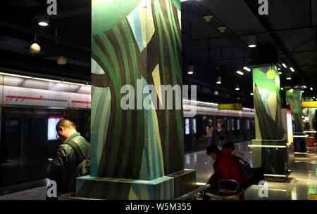 Innenansicht des Xiaolongkan U-Bahn station mit einem Thema der grünen Blätter auf die U-Bahn Linie 1 von Chongqing Rail Transit in Chongqing, China, 2 Apri Stockfoto