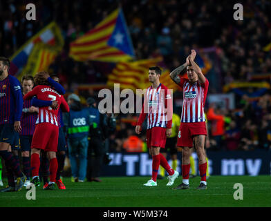 Santiago Arias von Club Atlético de Madrid, rechts, zeigt dank Fans, nachdem Sie byt FC Barcelona besiegt wurden während ihrer 31. Runde des Stockfoto