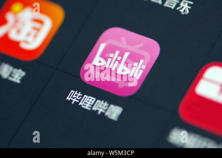 ---- Ein netizen durchsucht die mobile App von Bilibili, einem führenden chinesischen Video-sharing-streaming Website, auf sein Smartphone in Ji'nan City, East China" Stockfoto