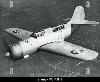 Curtiss XSB 2C-1 Helldiver Prototyp im Flug, ca. 1941 (44268369). Stockfoto