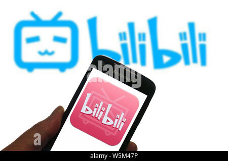 ---- Ein netizen sucht ein Logo von Bilibili, einem führenden chinesischen Video-sharing-streaming Website, auf sein Smartphone in Ji'nan City, East China Shando Stockfoto