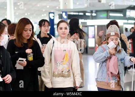 Hong Kong Sängerin und Schauspielerin Gillian Chung der Pop Duo Zwillinge kommt an der Beijing Capital International Flughafen vor dem Abflug in Peking, China, 1. Stockfoto