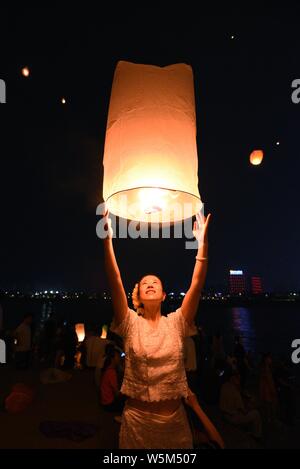 Touristen und Menschen von Dai ethnische Gruppe release Himmelslaternen, auch als Laternen Kongming bekannt, bei der Bank von lancang River Der 1381st Ne zu feiern. Stockfoto