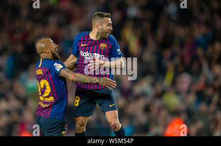 Jordi Alba, Rechts, des FC Barcelona feiert mit Arturo Vidal, nachdem er ein Tor gegen Real Sociedad während ihrer 33. Runde des La Lig Stockfoto