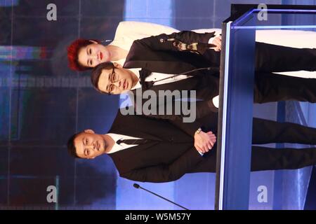 Der chinesische Regisseur Wen Muye wirft mit Trophäe für den "Besten Film aus dem Festland China und Taiwan: Sterben an der 38th Hong Kong Film Awards (HKFA zu Überleben" Stockfoto