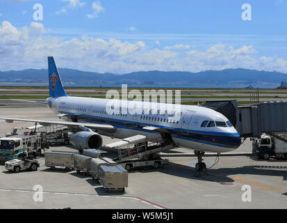 ---- Ein Flugzeug von China Southern Airlines ist auf einem Flughafen in Shanghai, China, 19. Februar 2018 geparkt. China Southern Airlines und China East Stockfoto