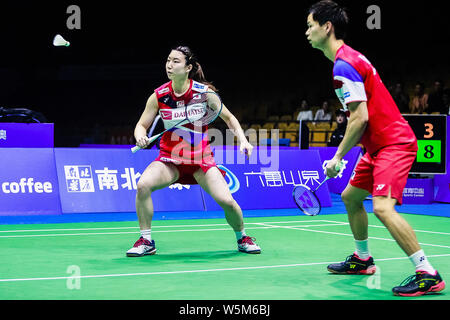 Arisa Higashino, Links, und Yuta Watanabe konkurrieren gegen Nipitphon Phuangphuapet und Savitree Amitrapai von Thailand in der ersten Runde der Mixe Stockfoto