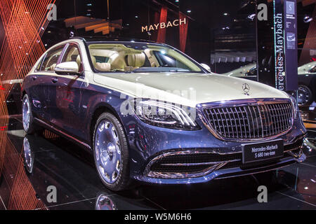 ---- Ein Maybach S 680 zweifarbige Mercedes-Benz ist auf dem Display während der 18. Internationalen Automobil- Ausstellung in Shanghai, die auch als Auto bekannt Stockfoto